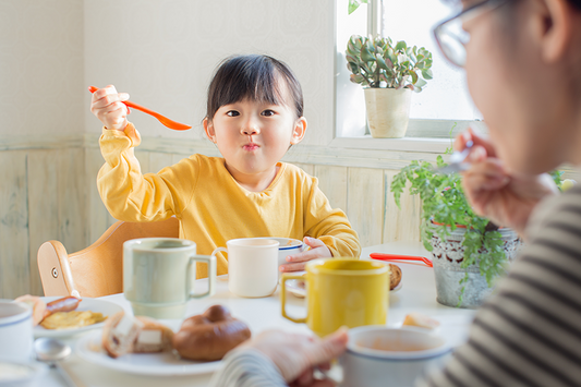 Comment se passe le temps des repas chez Montessori ?